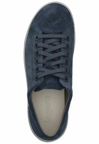 Sneaker scamosciato blu scuro con punta rotonda, lacci piatti e occhielli rinforzati. Presenta un pannello laterale texturizzato e una suola in gomma leggera.