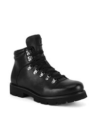 Czarny skórzany but turystyczny z wysoką cholewką, wyposażony w metalowe przelotki, sznurowanie i solidną gumową podeszwę.