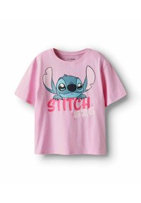 Ružová bavlnená tričko s krátkymi rukávmi, s obrázkom rozprávkového Stitche a nápisom "STITCH 626" pod ním v tučnom, hravom písmene.