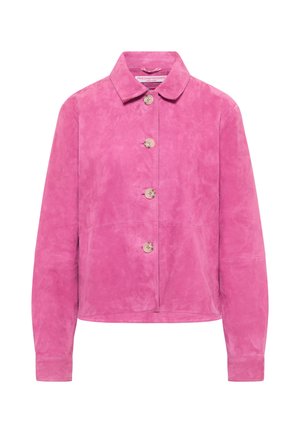 Roze suède jas met een kraag, vier knopen en lange mouwen. Heeft een gladde textuur en een cropped ontwerp bij de taille.