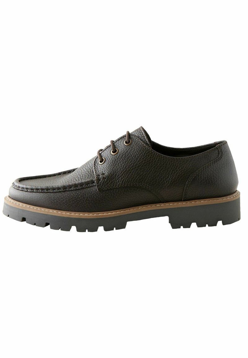 Chaussure en cuir noir avec un dessus texturé, bout rond, lacets marron et coutures contrastantes en marron clair. Semelle en caoutchouc noir épais avec un profil.