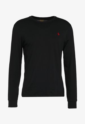 Fekete, hosszú ujjú pamut póló, kerek nyakkivágással, és egy kis piros logóval a bal mellen. Simaság jellemzi, testhezálló szabású.