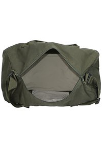Bolsa de viaje de color verde olivo hecha de tela duradera, con una gran abertura, un bolsillo de malla en el interior y correas de hombro ajustables.