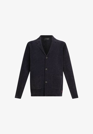 Tmavě modrý kardigan vyrobený z pleteného materiálu, s šálovým límcem, pěti knoflíky, dvěma předními kapsami a jemnou texturou.