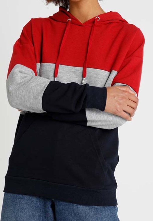 Felpa con cappuccio rossa, grigia e blu navy con design a blocchi di colore. Presenta maniche lunghe, cappuccio con coulisse e tasca frontale. Realizzata in morbido tessuto misto cotone.