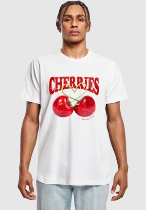 Weißes Baumwoll-T-Shirt mit einem großen roten Kirschgrafik und dem Wort "KIRSCHEN" darüber. Das Design enthält grüne Stiele und eine verspielte Herzform.