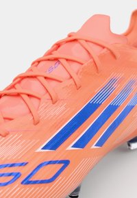 adidas Performance F50 ELITE SG - Pehme pinnase jalgpallisaapad - beam orange/lucid blue/footwear white