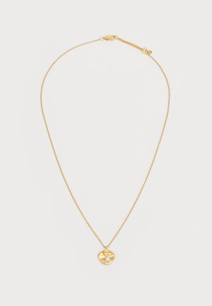 Collar de tono dorado con un colgante texturizado que presenta una pequeña perla redonda, suspendido en una delicada cadena con un cierre seguro.