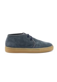 Scarpe chukka in suede grigio con punta tonda, lacci blu e suola in gomma marrone chiaro, presentano un design minimalista e una texture morbida.