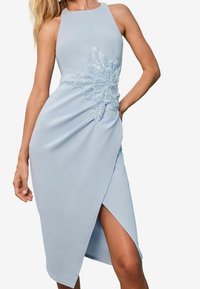 Jasnoniebieska sukienka z wysokim dekoltem, bocznym rozcięciem i szczegółowym, koralikowym haftem kwiatowym na talii; gładki materiał z delikatnym połyskiem.