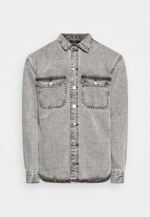 Graues Herren-Denimhemd mit langen Ärmeln, durchgehender Knopfleiste, zwei mit Knöpfen verschließbaren Brusttaschen und spitzem Kragen.