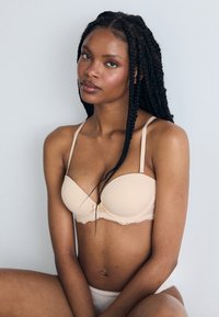 DORINA BLAIR - Krūtinę pakelianti liemenėlė - nude