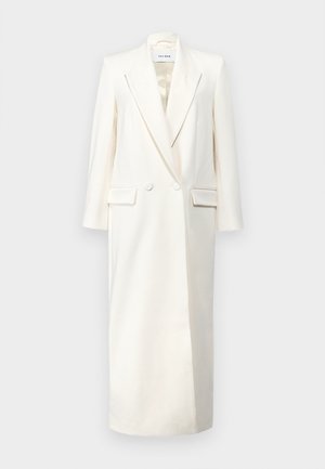 Weißes, doppelt geknöpftes Blazer-Kleid mit spitzen Revers, langen Ärmeln und vorderen Taschen; aus strukturiertem Stoff mit glatter Oberfläche gefertigt.