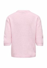 Pull tricoté rose pâle avec un col rond, des manches trois-quarts et un ourlet côtelé. Texture douce avec une finition lisse.