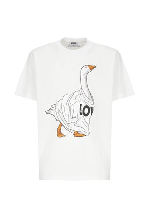 T-shirt bianco con una grafica di un'oca che indossa una camicia bianca drappeggiata, con scritte nere e becco e zampe arancioni.
