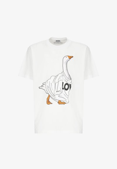 T-shirt bianco con una grafica di un'oca che indossa una camicia bianca drappeggiata, con scritte nere e becco e zampe arancioni.