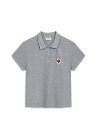 Polo gris de tela suave, con un pequeño diseño de corazón rojo sobre un parche blanco cuadrado. Tapeta de dos botones en el cuello.