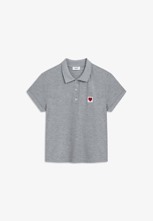 Polo gris en tissu doux, avec un petit motif de cœur rouge sur un patch carré blanc. Patte de boutonnage à deux boutons au col.