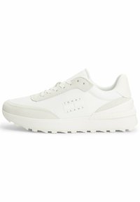 Sneaker bianche con un mix di materiali lisci e testurizzati, dotate di un logo sul lato e di una suola spessa e rigata per una migliore aderenza.