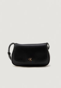 Μαύρη δερμάτινη τσάντα ώμου με καμπυλωτό σχέδιο, λεπτομέρεια με χρυσό λογότυπο, ρυθμιζόμενο λουρί και ραφές χωρίς ραφές για κομψό τελείωμα.