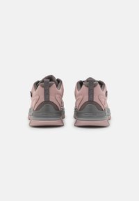 Rosa und graue Sportschuhe mit einem Mesh-Obermaterial, gepolsterter Kragen und Gummisohle. Mit kontrastierenden Akzenten und Schlaufen an der Ferse für einfaches An- und Ausziehen.