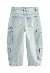 Svetlomodré denim cargo šortky s voľným strihom, ktoré majú viacero postranných vreciek, dve zadné vrecká a viditeľný šev.