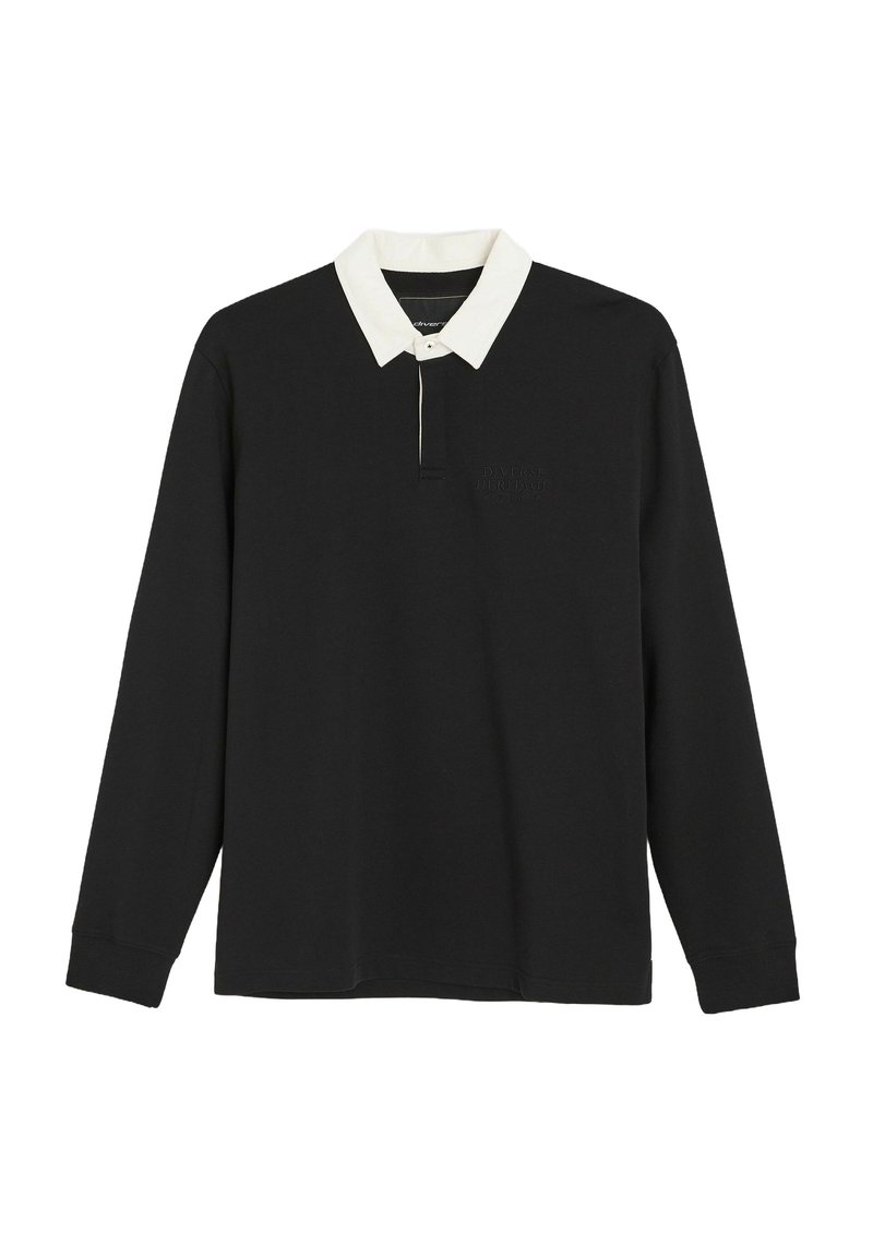 Czarna polo z długim rękawem, z białym kołnierzykiem i ćwierć długości zapięciem na guziki. Posiada wytłoczone logo na klatce piersiowej. Wykonana z delikatnej bawełny.