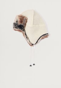 Gorro de lana crema con ribete de piel sintética en tonos marrón y negro. Presenta orejeras y cordones ajustables en la barbilla.