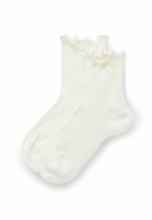 Witte enkelsokken met een geruffelde bovenrand en een klein decoratief strikje op elke sok, gebreid met een subtiel patroon.