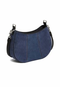 Sac à épaule en suede bleu avec une forme arrondie, présentant des accents en cuir noir et des détails de surpiqure visibles. Quincaillerie en argent pour le réglage de la sangle.