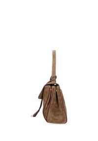 Borsa in suede marrone chiaro con bordi bordeaux. Presenta una singola tracolla regolabile e un'apertura superiore con design plissettato.
