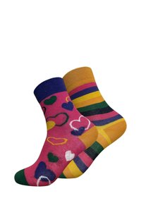 Par de calcetines coloridos, uno con corazones multicolores sobre fondo rosa, el otro con rayas horizontales en amarillo, verde, azul marino y rosa.