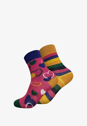 Coppia di calzini colorati, uno con cuori multicolore su sfondo rosa, l'altro a strisce orizzontali in giallo, verde, blu navy e rosa.