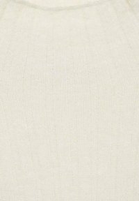 Off-white pleteni materijal s finom rebrastom teksturom, koji ima suptilne varijacije u nijansama i gladak, lagan izgled.