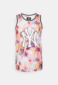 Jersey sin mangas de los New York Yankees con un patrón multicolor en acuarela. Presenta un gran logo blanco y ribetes negros alrededor del cuello.