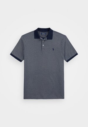 Navy plavi polo majica kratkih rukava s teksturiranim uzorkom, ovratnikom u jednobojnoj boji i s dva gumba sprijeda. Uključuje mali logo na prsima.