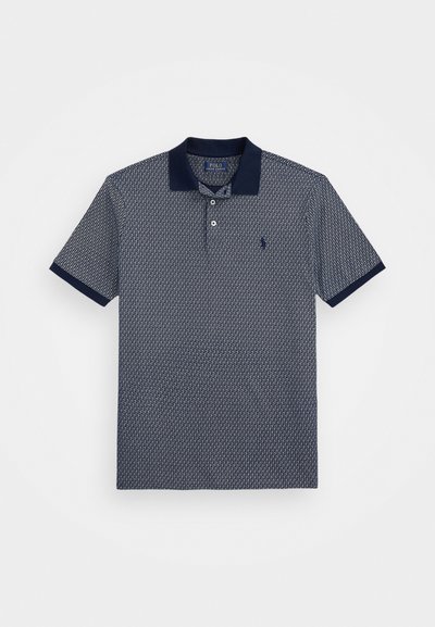 Polo de manga curta azul-marinho com padrão texturizado, colarinho de cor sólida e dois botões frontais. Inclui um pequeno logótipo no peito.