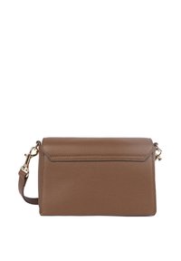 Borsa a tracolla in pelle marrone con finitura testurizzata, pattina ripiegabile e chiusura in tonalità oro. Include una tracolla rimovibile.