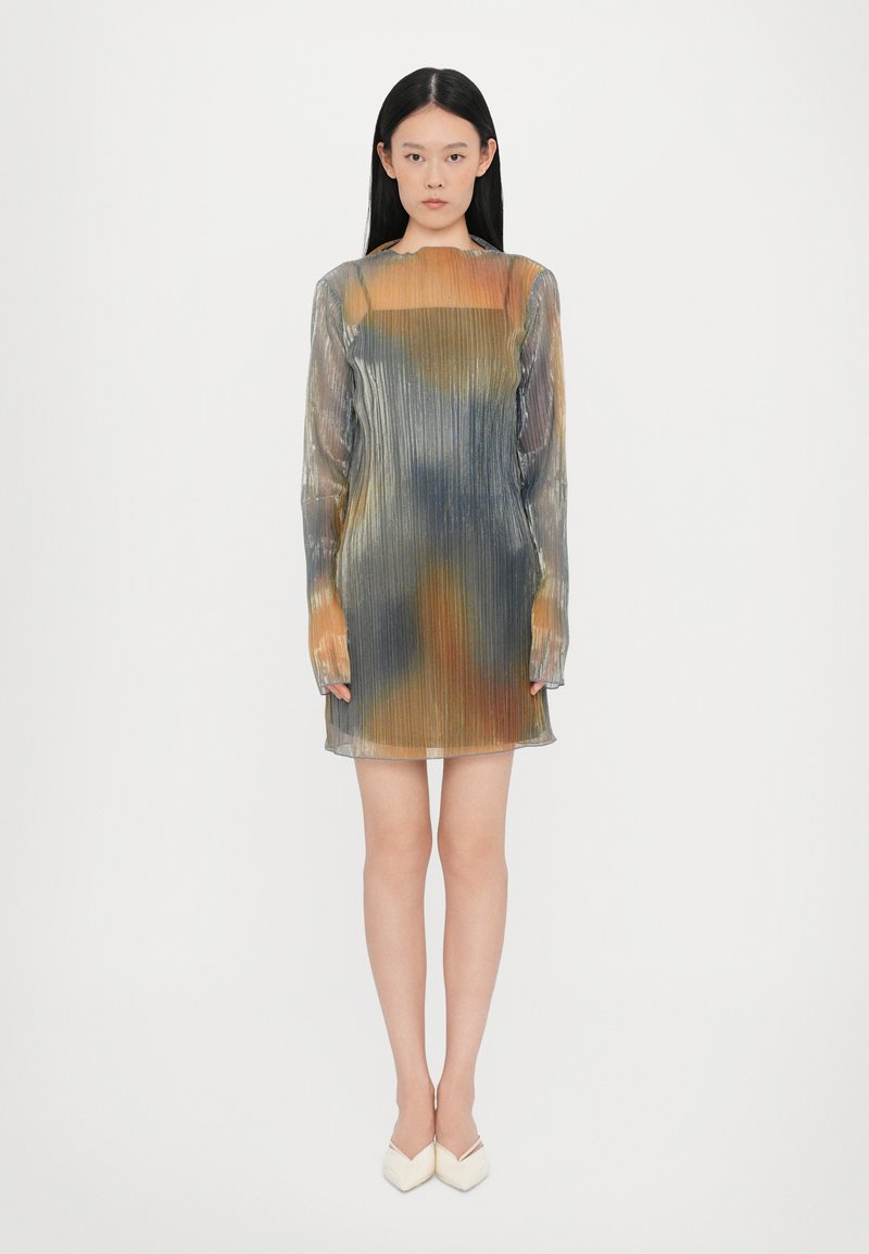 Metallisches Kleid mit langen transparenten Ärmeln, vertikalen Falten und einem Farbverlauf von Blau, Orange und Gelb, knielang.