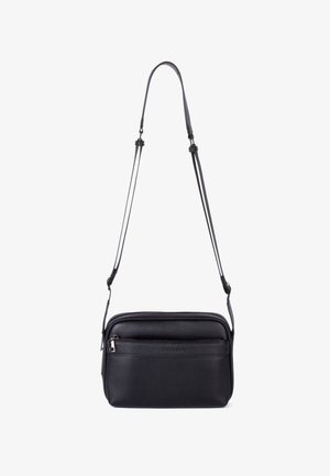 Sort læder crossbody taske med en tekstureret overflade, der har en lynlåslukket hovedrum, forreste lomme og justerbar rem.