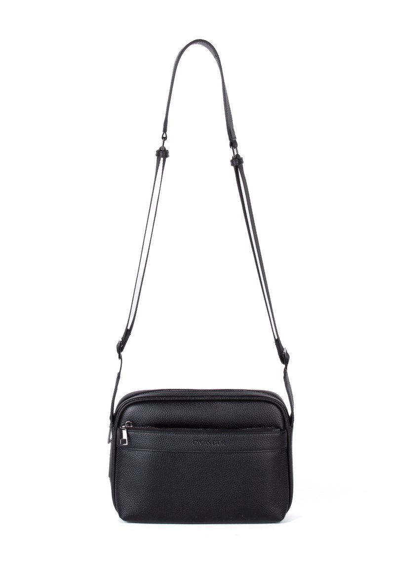 Svart läder crossbody-väska med en texturerad yta, utrustad med ett blixtlåsförsett huvudfack, framfack och justerbar rem.
