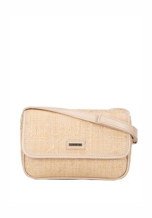 Sac en tissu tissé beige avec une bandoulière et des finitions en cuir lisse. Présente une forme rectangulaire avec un motif subtil et une plaque logo à l'avant.