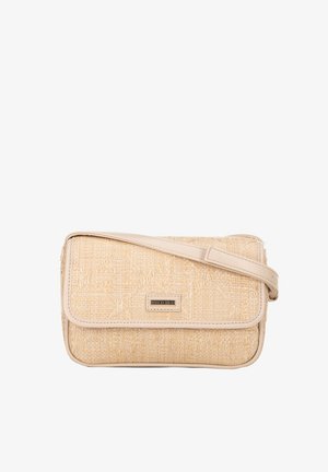 Beige geweven stoffen tas met een glad leren hengsel en afwerking. Heeft een rechthoekige vorm met een subtiele patronen en een logoplaat aan de voorkant.