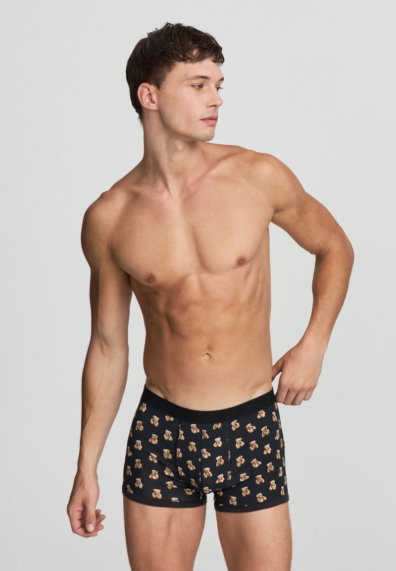 Boxer briefs neri con un motivo ripetuto di orsetti, realizzati in un tessuto morbido con una comoda cintura elastica.