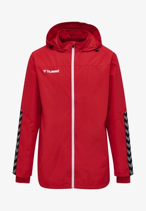 Veste de sport rouge à capuche avec fermeture éclair blanche, rayures chevron noires et grises sur les manches, et logo "hummel" blanc sur la poitrine.