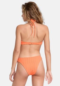 Oran�žový bikini s texturovaným designem, halter krkem a zapínáním na zadní straně. Spodní díl má vysoký střih s bočním zakrytím.