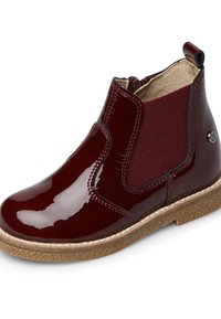 Burgundské lakované kozačky s elastickými bočními panely, texturovanou gumovou podrážkou a vyšívanými akcenty. Lehký a flexibilní design.