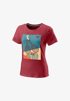 Camiseta de algodón roja con un diseño gráfico que presenta raquetas de tenis y pelotas. Manga corta y escote redondo, textura suave.