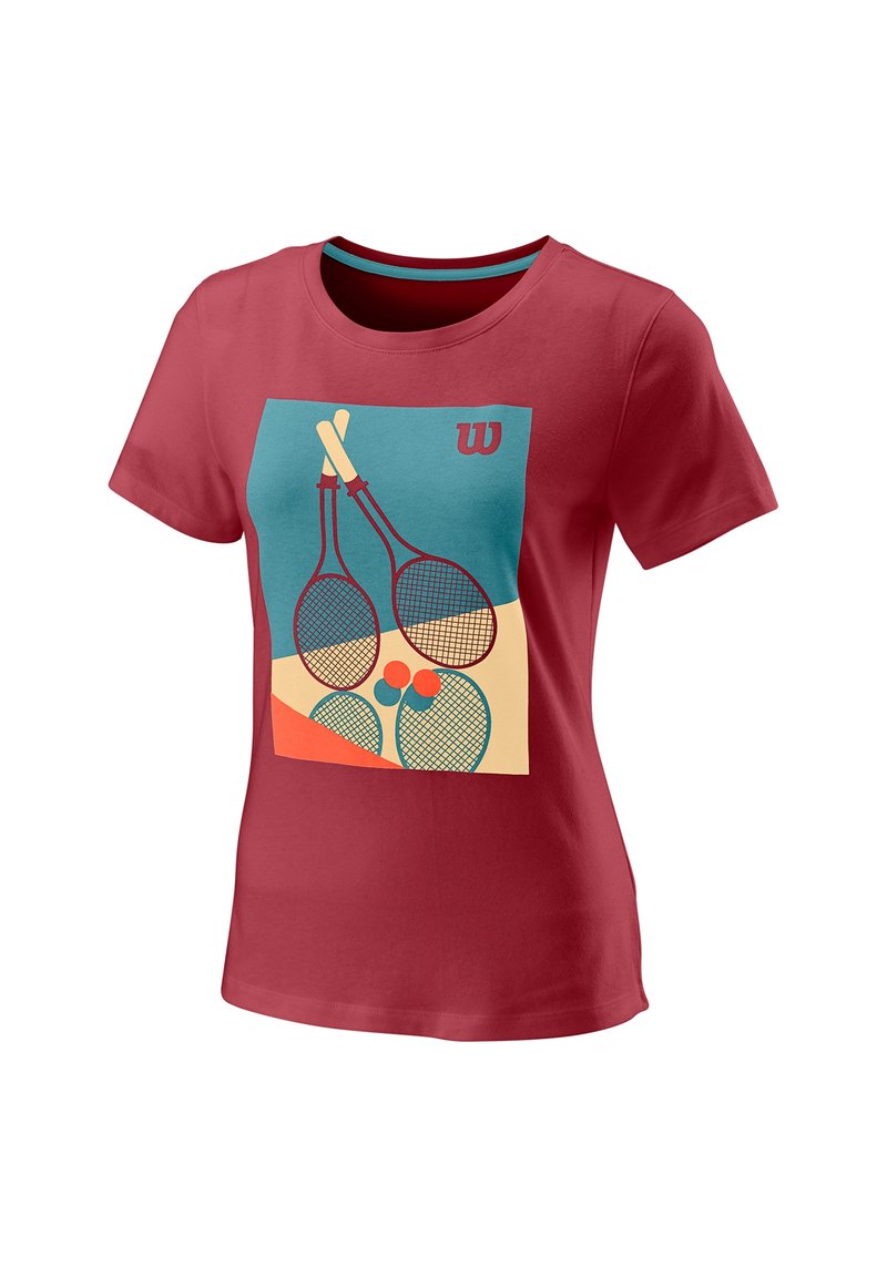 Camiseta de algodón roja con un diseño gráfico que presenta raquetas de tenis y pelotas. Manga corta y escote redondo, textura suave.