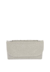 Sølv clutch taske med en struktureret overflade, der har små metallic nitter. Den har en kædedetalje langs toppen og en klaplukning.